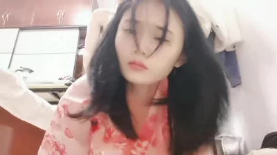 [原创]清纯女看着手机，也舒服了